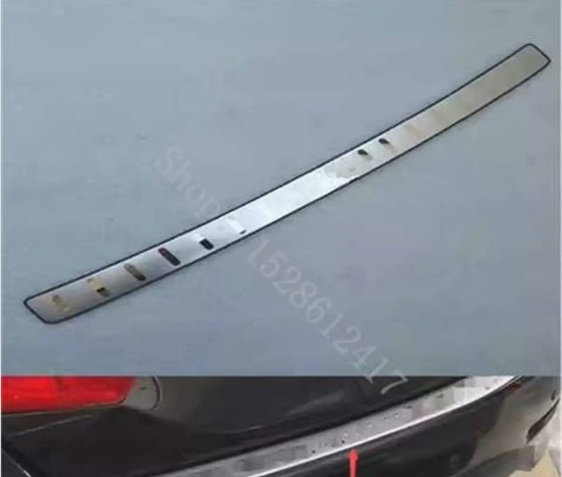 Хром заднего бампера на Toyota Camry 2